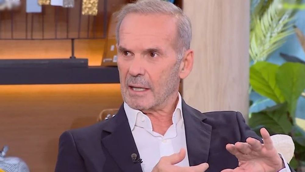 «Η μάνα μου μού έσπασε το χέρι με τον χάρακα για να μην γράφω με το αριστερό...»