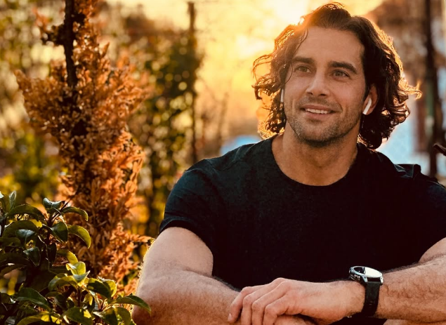 "Να έχεις τα πάντα στον κόσμο, λεφτά, αγάπη, φήμη, παιδιά και να μην τα βλέπεις" | O Χάρης Γιακουμάτος εξηγεί πώς έφτασε να μην απολαμβάνει τίποτα