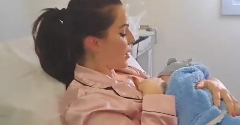 Γεννήθηκαν ενώ γίνονταν σεισμοί: Η "Μπουμπουλίνα" και ο "Ρίχτερ" έδωσαν ανάσα χαράς στους κατοίκους της Σαντορίνης