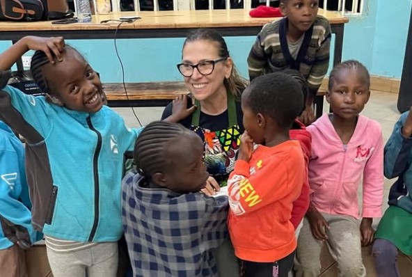 Γαλάτεια Παμπορίδη: Η σεφ που μαγειρεύει στη Κένυα για κακοποιημένα και εγκαταλελειμμένα παιδιά