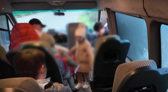 Πώς πηγαίνουν τα παιδιά απομακρυσμένων χωριών στο σχολείο τους; Ένας υπέροχος οδηγός σχολικού έχει αναλάβει να τα μεταφέρει με ασφάλεια στην τάξη τους