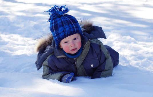 Πόσο εκμεταλλεύονται τα παιδιά τους οι Influencers; Βίντεο δείχνει πατέρα να καθαρίζει το χιόνι από το αυτοκίνητό του με το σώμα του μωρού του για μερικά likes