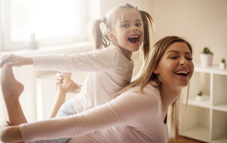 "Βαριέμαι να παίζω με το παιδί": Η ψυχολόγος δίνει 3 λόγους που σου φαίνεται "δύσκολο" να παίξεις με τα παιδιά σου