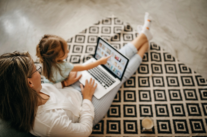 "Η μητρότητα προβάλλεται σαν επάγγελμα": Η ανάρτηση του Μάριου Μάζαρη για τις συμβουλές και τις ιστορίες των μαμάδων που βλέπουμε στα social media