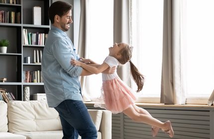 Ένας μπαμπάς χόρεψε με την κόρη του κι "έλιωσε" 35 εκατομμύρια ανθρώπους στο Instagram- Ο λόγος είναι πολύ σημαντικός