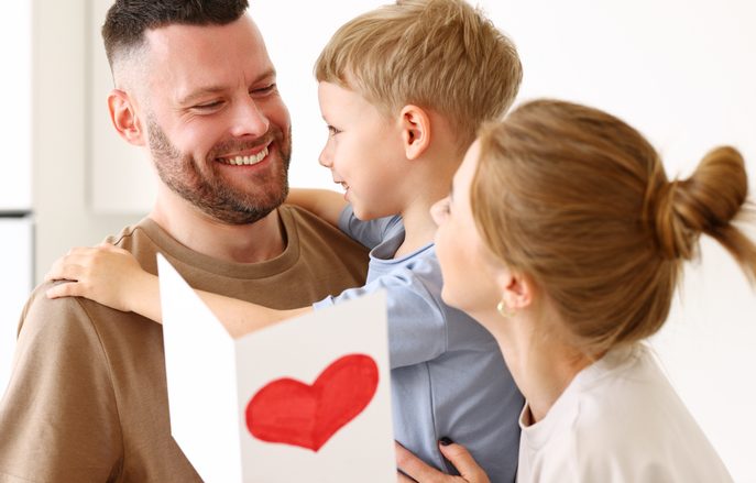 Να δείχνεις την αγάπη σου (και) με λόγια μπροστά στα παιδιά- Τους χαρίζεις ένα πολύτιμο δώρο