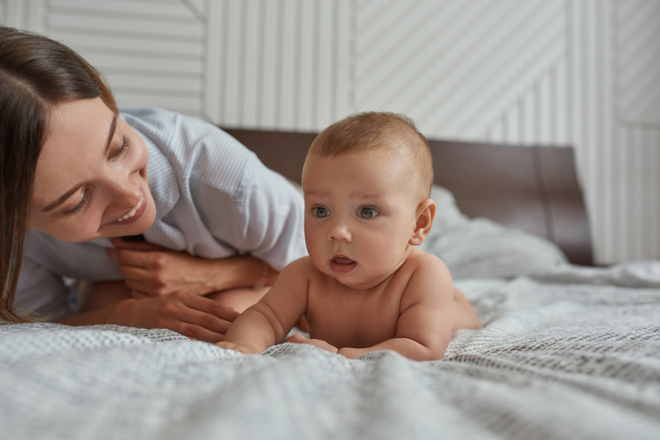 Tummy Time: Πόση ώρα να αφήνω το μωράκι μου μπρούμυτα και γιατί κάνει καλό;