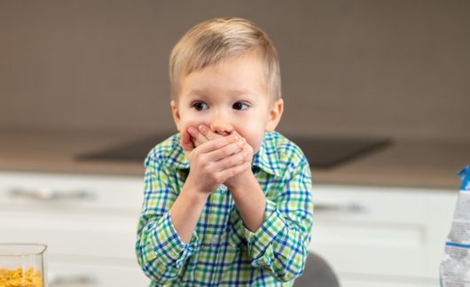 Το παιδί έβρισε; Η αντίδρασή σου έχει σημασία κι όχι η κακιά λέξη που μόλις είπε