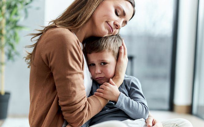 "Είσαι κακιά μαμά": Σε κάθε τέτοια αντίδραση στα "όχι" σου, να θυμάσαι ότι τα όρια είναι γέφυρες όχι τείχη