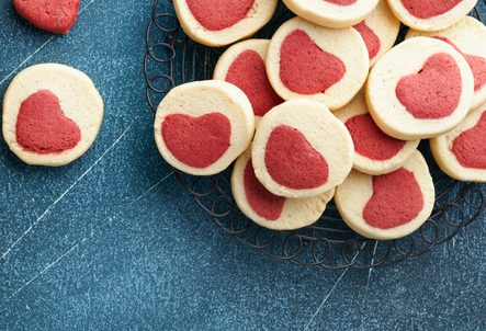 Εύκολα μπισκότα-καρδιές με ανθόνερο