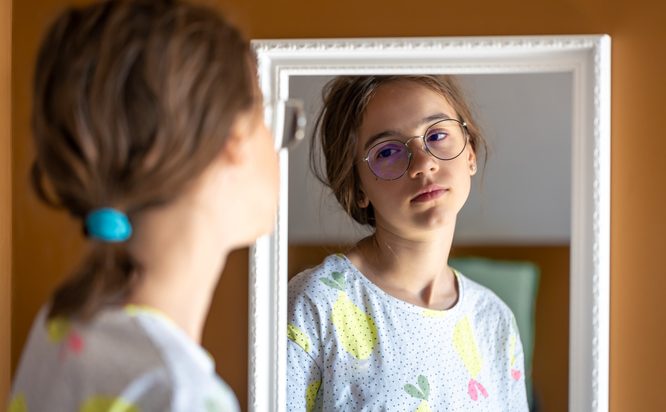 "Να είσαι 8 χρονών και να γυρίζεις σπίτι με δάκρυα επειδή σε κορόιδεψαν": Η ιστορία που μας συγκίνησε και μας έδειξε πώς να μάθουμε στα παιδιά μας να έχουν αυτοπεποίθηση