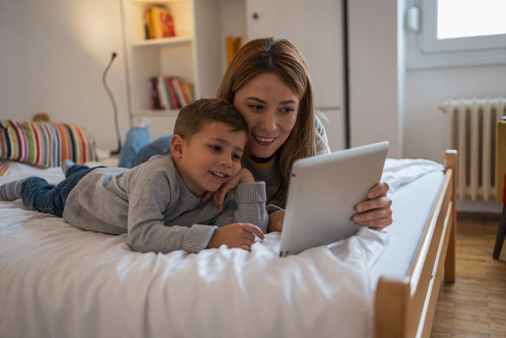 “Είμαι καλύτερος γονιός, επειδή δίνω στο παιδί μου το tablet”: H άποψη μιας μαμάς που δεν είχαμε σκεφτεί