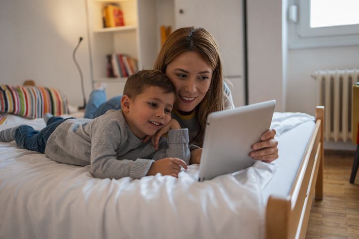 “Είμαι καλύτερος γονιός, επειδή δίνω στο παιδί μου το tablet”: H άποψη μιας μαμάς που δεν είχαμε σκεφτεί