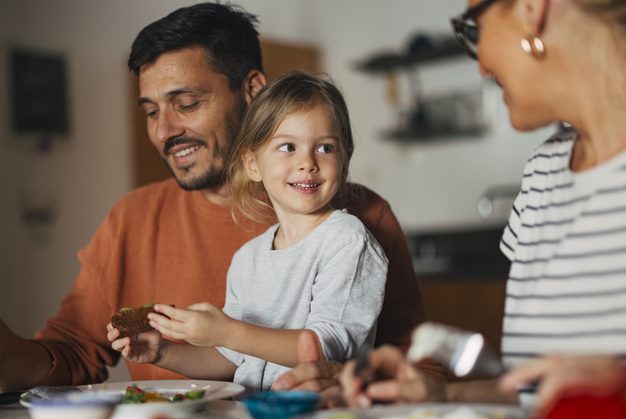 Το φαγητό δεν είναι μόνο θρεπτικά συστατικά, είναι χαρά κι αγάπη- Μια διατροφολόγος δίνει τα 6 tips που πρέπει να ξέρουμε όλοι οι γονείς