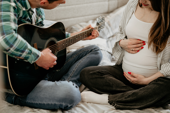 Η μουσική «αγγίζει» την καρδιά μέσα στη μήτρα- Πώς η μεξικάνικη κιθάρα ηρεμεί τους καρδιακούς παλμούς του εμβρύου
