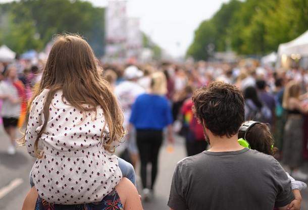 Να πάω με τα παιδιά μου στην πορεία για τα Τέμπη;- Η απάντηση της ψυχολόγου