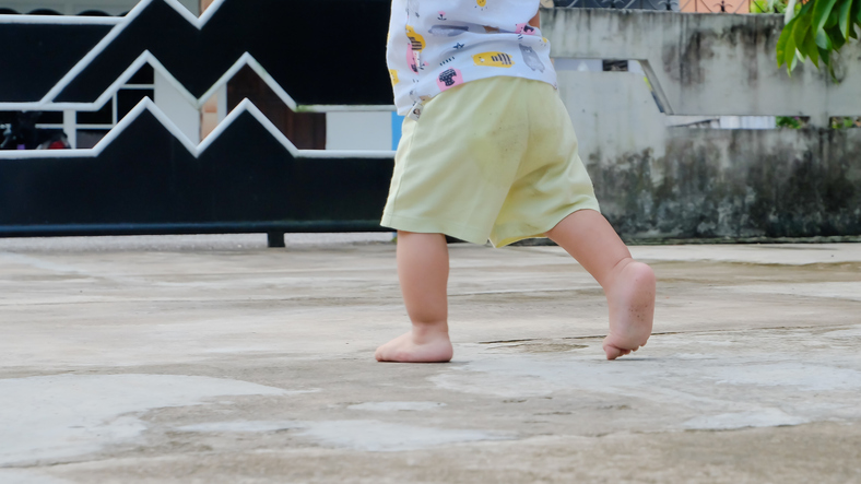 Παιδάκι 3 ετών άνοιξε την πόρτα και έφυγε από το σπίτι του ξυπόλυτο- Η μαμά του κοιμόταν!