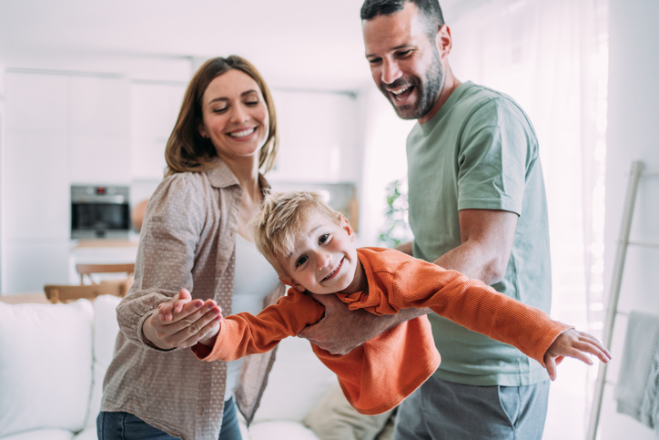 Τα παιδιά ακούν όταν τα ακούς κι εσύ: 7 πράγματα που πρέπει να ξέρεις για να μην φωνάζεις στα παιδιά όταν σε αγνοούν