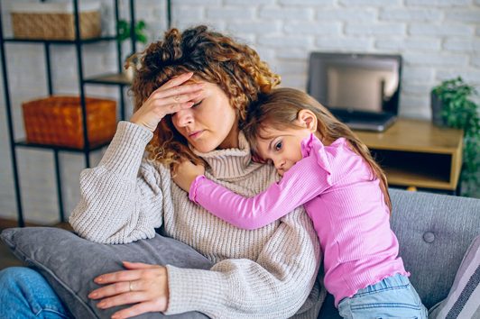 Γονείς στα πρόθυρα της εξάντλησης: 3 red flags που δείχνουν ότι οδεύεις προς burnout!