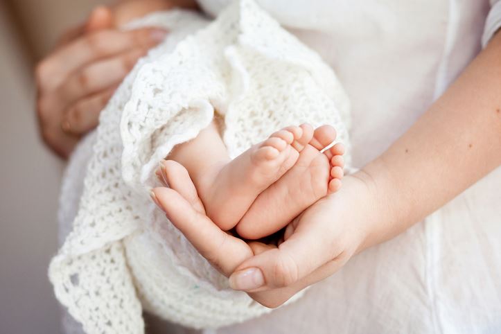 Η πραγματική εικόνα που επικρατεί σήμερα στα δύο μεγαλύτερα ιδρύματα στην Αττική σε θέματα υιοθεσίας