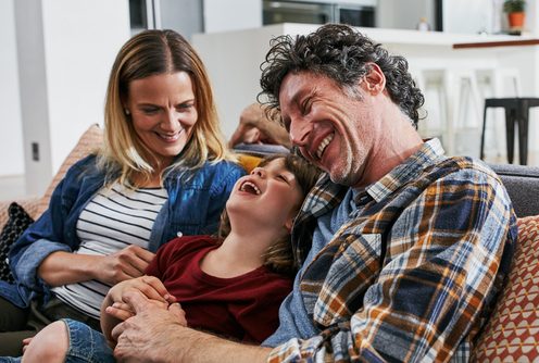 Ανισότητα και στον ελεύθερο χρόνο: To χάσμα στην ξεκούραση που εξηγεί γιατί οι μαμάδες κουραζόμαστε περισσότερο από τους μπαμπάδες