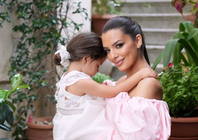 Η κόρη της Νικολέττας Ράλλη, Σοφία, φόρεσε το τέλειο γούνινο παλτό - Το βρήκαμε στην H&M