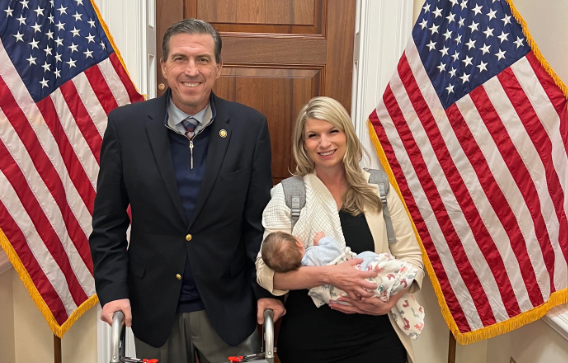 "Κανείς δεν μάχεται πιο σκληρά από μια μαμά": Το μήνυμα της Αμερικανίδας βουλεύτριας που πήγε στο Κογκρέσο μαζί με το μόλις 4 εβδομάδων νεογέννητο μωράκι της