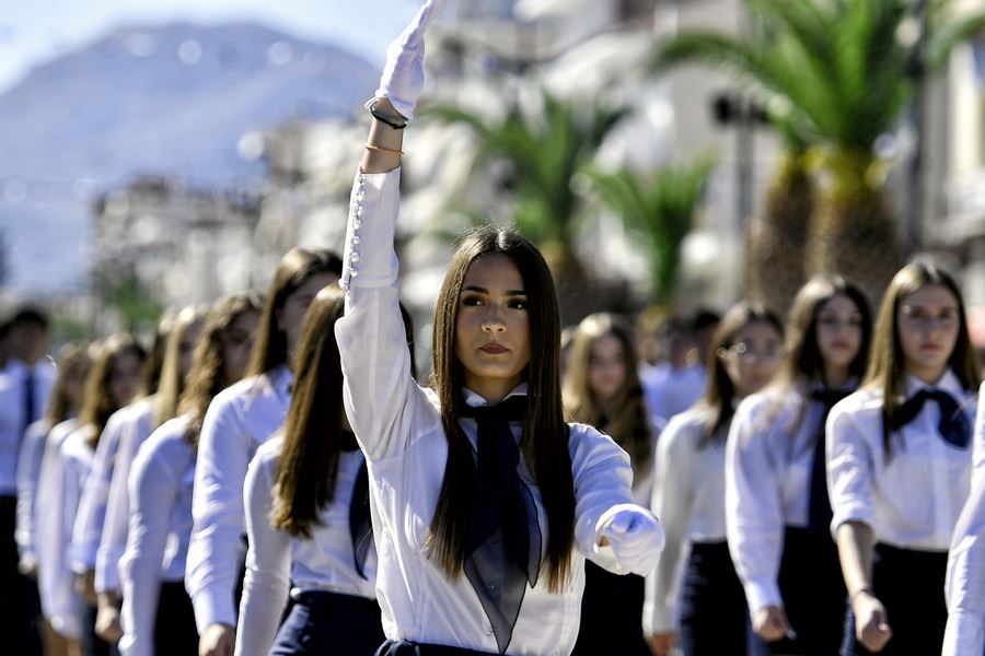 Κάποτε είχαν σημασία οι σχολικές επιδόσεις, πλέον η εξωτερική εμφάνιση; - Γυμναστής ζήτησε "ψηλές, αδύνατες, καστανές μαθήτριες" για την παρέλαση