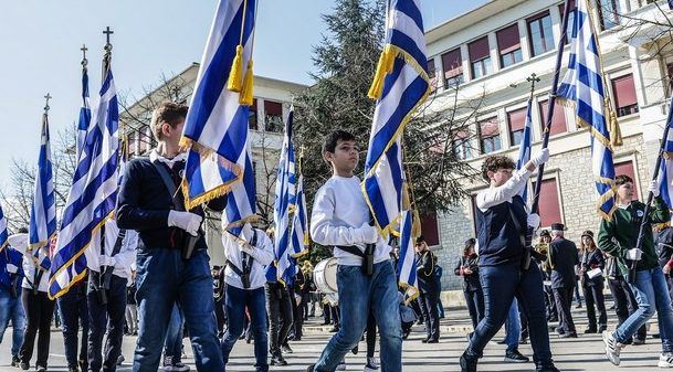 25η Μαρτίου: Μαθητής σηκώθηκε από το αναπηρικό αμαξίδιο και παρέλασε