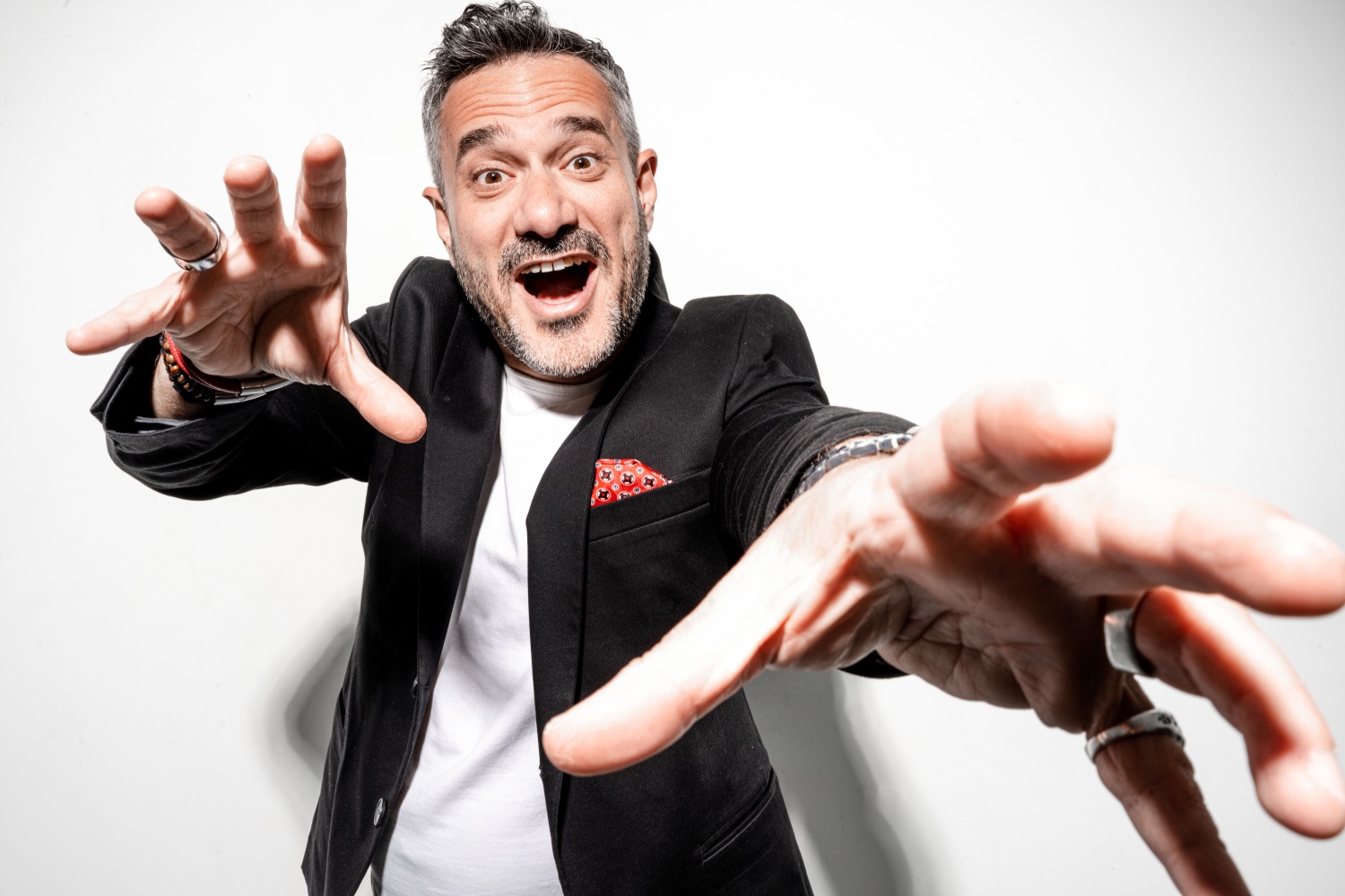 Παγκόσμια Ημέρα Παιδικού Βιβλίου: Ο συγγραφέας και εκδότης Γιώργος Λεμπέσης πιστεύει πως η τεχνολογία μπορεί να γίνει «γέφυρα» για το βιβλίο