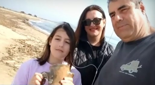Μικρή αρχαιολόγος! 9χρονο κοριτσάκι ανακάλυψε αμφορέα σε βόλτα της στην παραλία