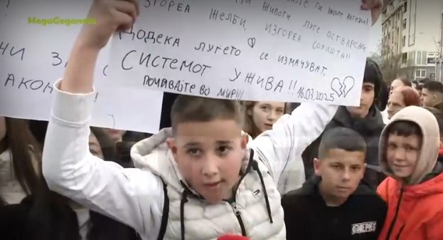 Η κραυγή ενός μικρού αγοριού στη Βόρεια Μακεδονία μετά τη φονική πυρκαγιά: "Πέθαναν τόσα παιδιά- Δεν θέλουμε τη διαφθορά εδώ"