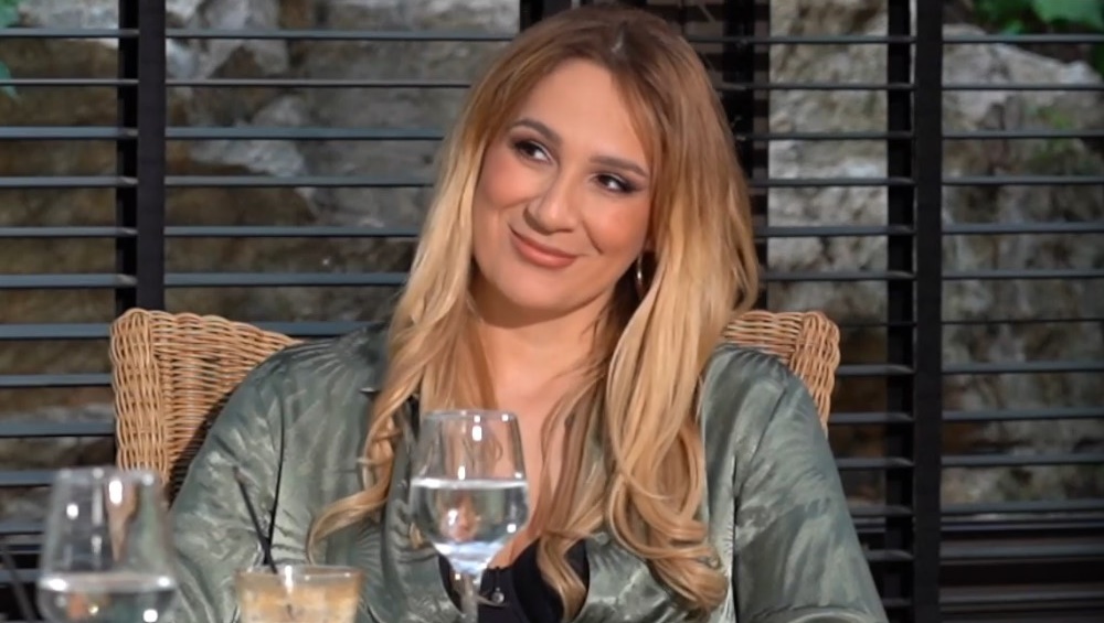 Βίκυ Καρατζόγλου: "Μέσα μου υπάρχει η σύγκρουση ανάμεσα στην τραγουδίστρια και στη μαμά, νιώθω ότι έχω δυο ζωές"