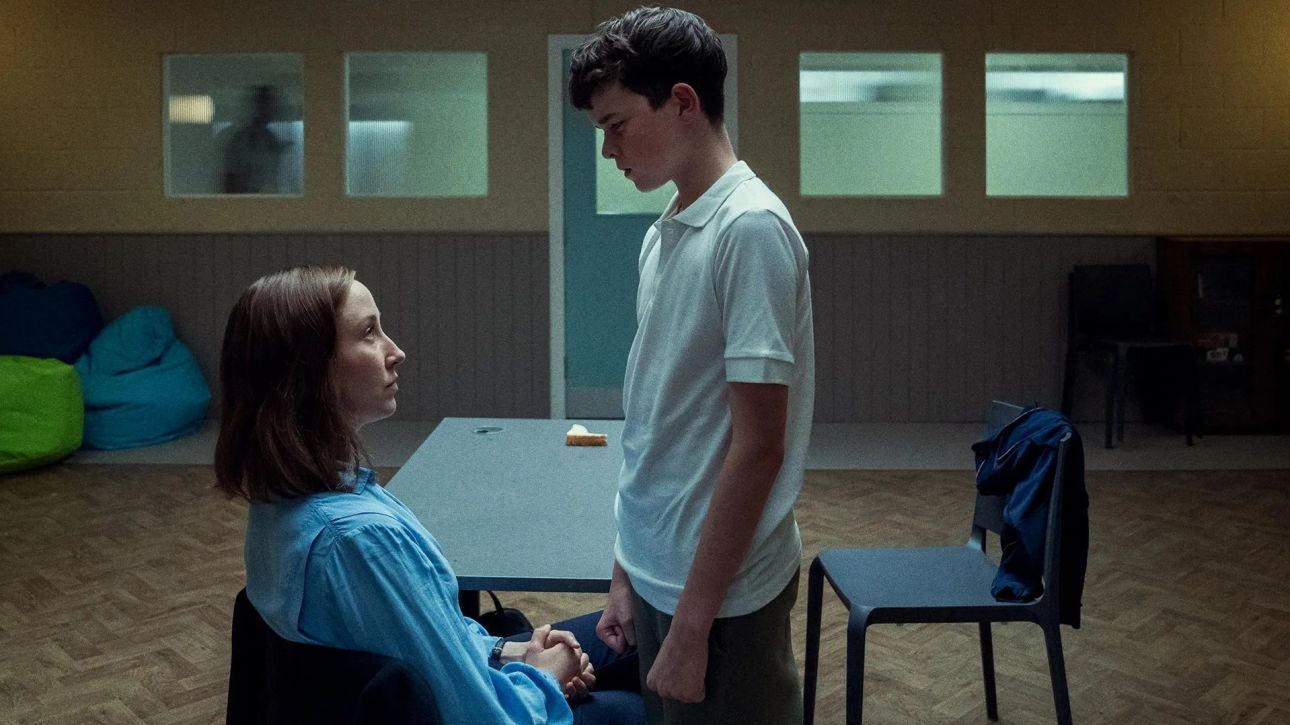 Adolescence: Όλοι μιλούν για τη σειρά που πραγματεύεται αυτό που βλέπουμε καθημερινά, τη νεανική βία - Γιατί πρέπει να τη δούμε όλοι οι γονείς;