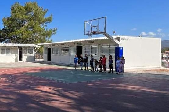 "Να μη χαθεί ένα σχολείο"- Ξαναχτίζεται το κατεστραμμένο σχολείο της Βρίσας, το πιο σημαντικό σχολείο της Δυτικής Λέσβου