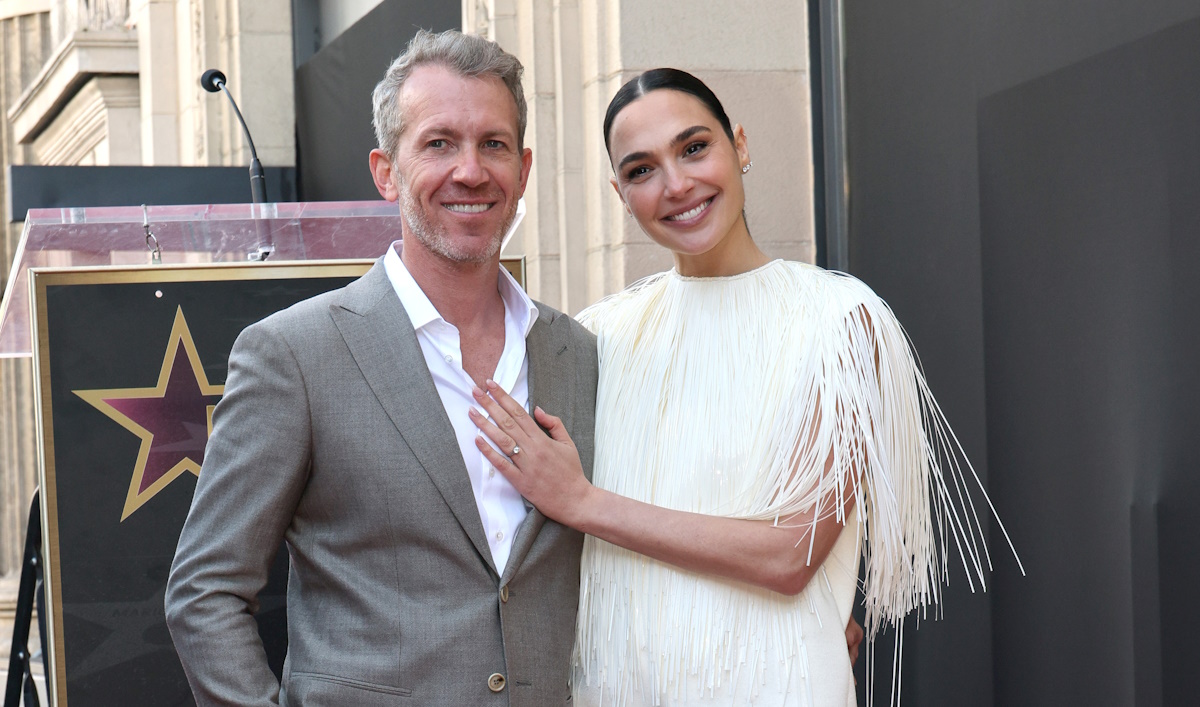 Ίδιες η μητέρα τους! H Γκαλ Γκαντότ και οι τέσσερις κόρες της στη Λεωφόρο της Δόξας