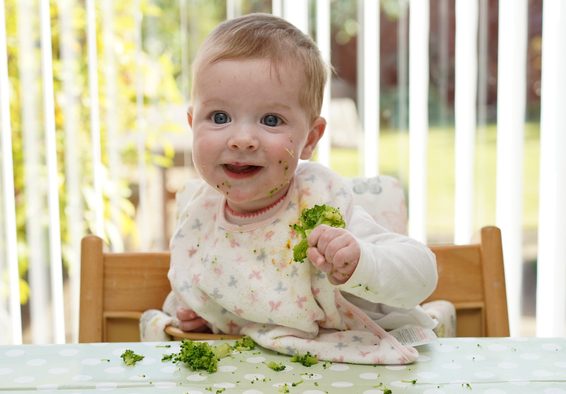 Baby led weaning: Τι πρέπει να προσέχουν οι γονείς σύμφωνα με την παιδίατρο