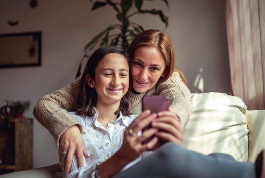 Όλα τα μικρά παιδιά θαυμάζουν τους γονείς τους- Στην εφηβεία, όμως, τους θαυμάζουν μόνο αν πιστεύουν ότι το αξίζουν