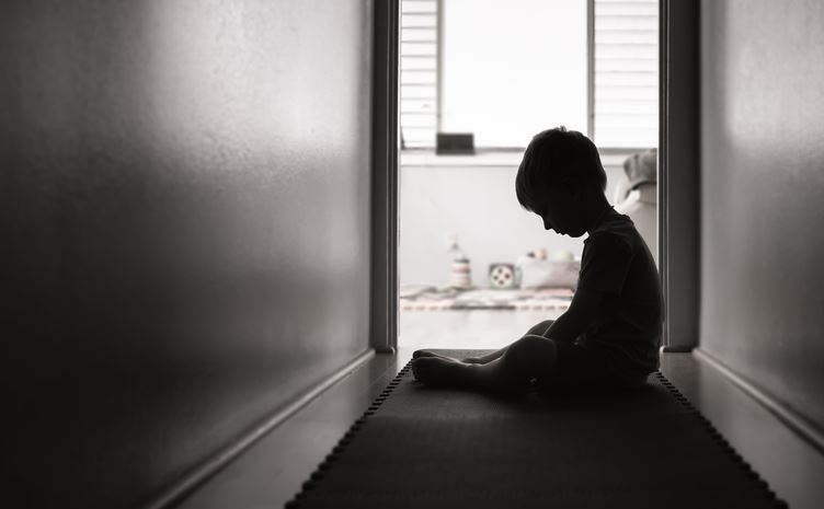 Από πατρική φιγούρα... σε τέρας! Γερμανός babysitter κακοποίησε πάνω από 1000 φορές το αγόρι που έπρεπε να φροντίζει