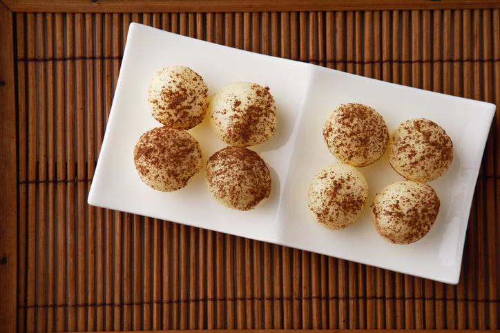 Σοκολατένιες μπάλες κρέμας φουντουκιού: Μια γλυκιά απόλαυση σε μπουκίτσες