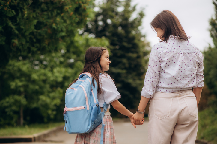 «Δεν ντρέπεσαι; Με μάνα δασκάλα;»: Όταν η μαμά σου είναι δασκάλα, νιώθεις μια αόρατη πίεση αλλά σίγουρα αξίζει!