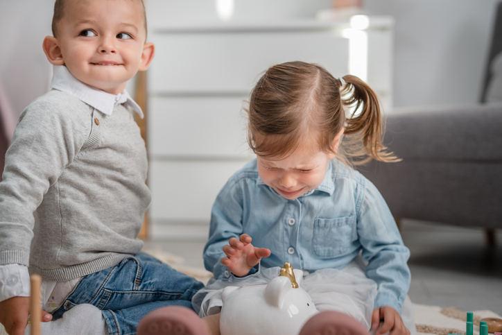 Τι κάνουμε όταν το μικρό παιδί χτυπάει τους άλλους; 4 λανθασμένες προσεγγίσεις και 1 σωστή που θέτει όρια και διδάσκει σωστή συμπεριφορά