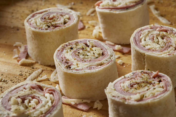 Ρολάκια τορτίγιας με τυρί και αλλαντικά – Εύκολο και νόστιμο σνακ για κάθε στιγμή!