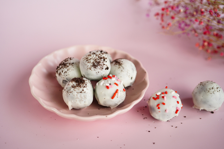 Πεντανόστιμα oreo balls με μόνο τρία υλικά για γλυκό στο λεπτό