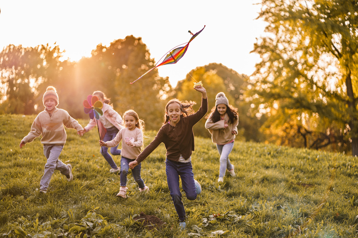 Μοίρασε δωρεάν σε άπορα παιδιά πενήντα επτά χαρταετούς - Όσα και τα θύματα των Τεμπών