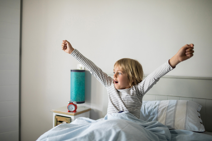 Πρωινό ξύπνημα χωρίς δράματα: 5 τρόποι να το κάνεις πιο εύκολο για σένα και το παιδί σου