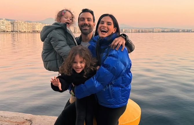 (Δεν) θα πιστέψεις πώς πάνε στο σχολείο οι δίδυμες της Χριστίνας Μπόμπα... εκτός αν έχεις κι εσύ κόρες!