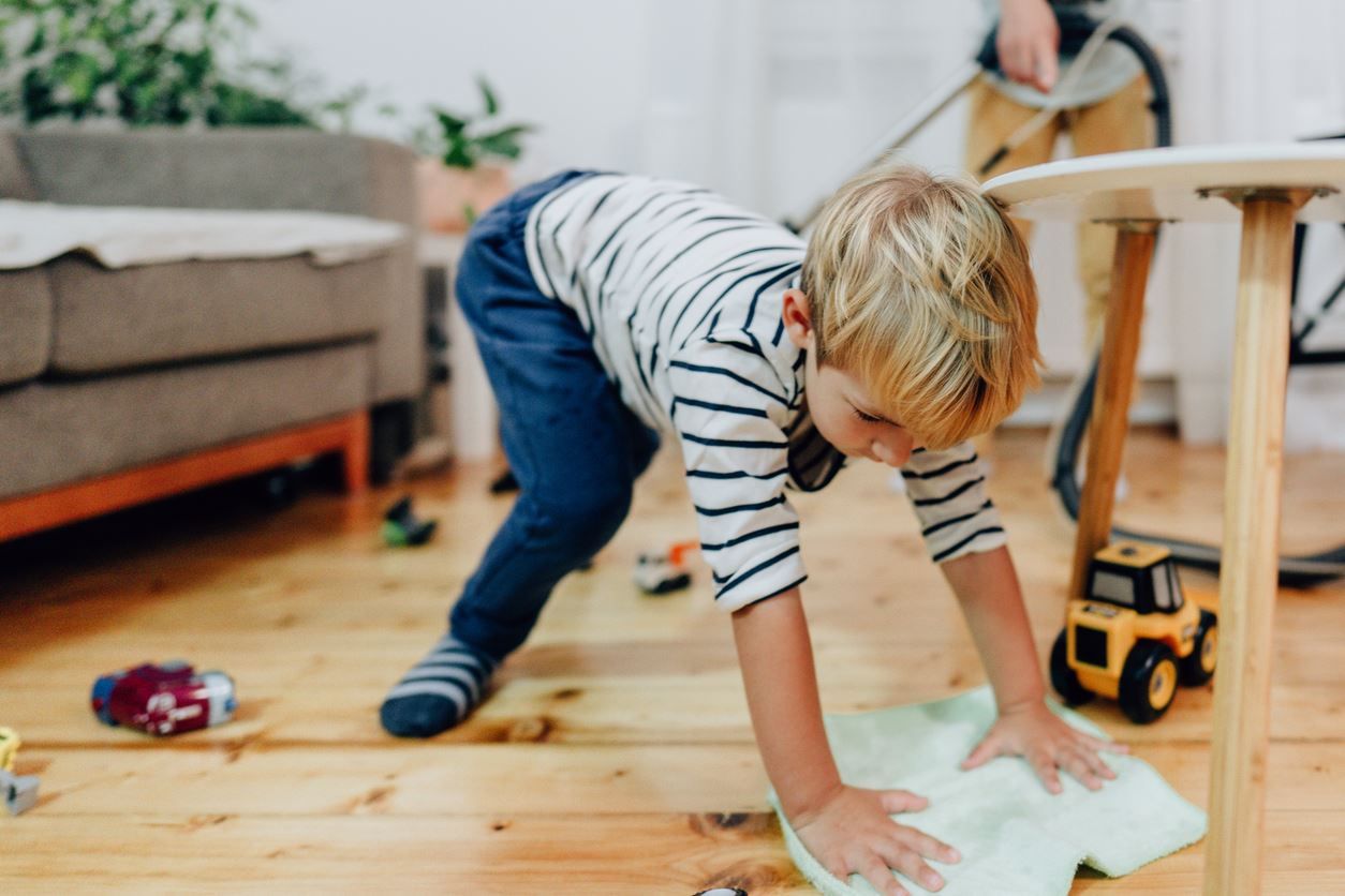 7 πανεύκολα cleaning hacks που θα σου λύσουν τα χέρια (για να παίξεις με το παιδί περισσότερο)