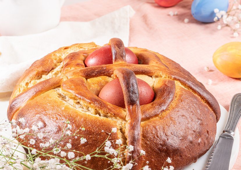 Λαμπρόψωμο: Η κλασική συνταγή με τα μυρωδικά