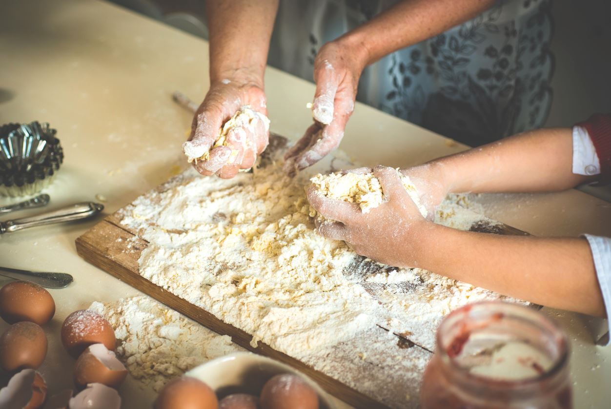 Πασχαλινά "κερκέλια": Μικροί μαθητές στον Κεχρόκαμπο μαθαίνουν να φτιάχνουν τα παραδοσιακά κουλούρια της Κυριακής των Βαΐων